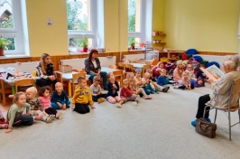 Spolupráce s rodinnými příslušníky - čtení od babičky, zpívání s děděčkem